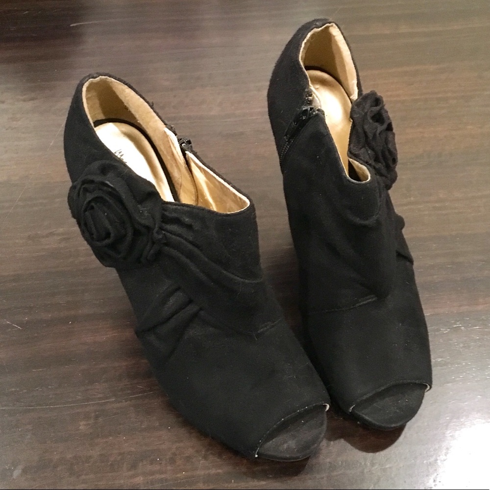 Massimo Black Women’s Heel with Black Flower